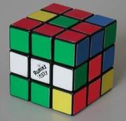 Wahnsinn: Guitar Hero spielen & 2 Rubik's Cubes lösen