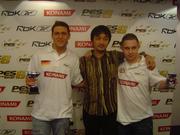 V.l.n.r.: Europameister Mike Linden, PES Producer Shingo "Seabass" Takat- suka, der Zweitplatzierte aus Schottland.