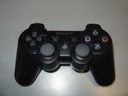 In der Mitte des Pads wurde der PlayStation-Button untergebracht.