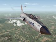 Ohne ausgefeilte Zielerfassung und mit gerade mal zwei Infrarot-Raketen bewaffnet, sind Dogfights mit der F-105 eine echte Herausforderung. 