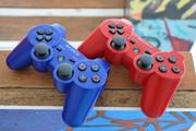 DualShock 3-Controller in Rot und Blau 