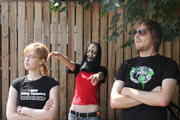 Luise, Katha und Dominic im Gamer-Shirt-Fieber (v.l.n.r.).