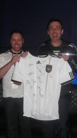 Gewinnt ein DFB-Jersey mit Autogrammen aller deutscher Nationalspieler wie Mesut Özil, Manuel Neuer, Bastian Schweinsteiger oder Mario Götze - rechts im Bild: FIFA-Producer David Rutter. 
