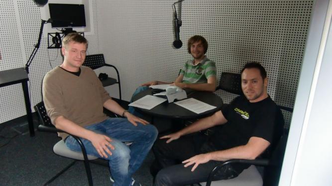 Matti, Andy und Dom sind bereit für den Podcast im neuen Verlagsgebäude