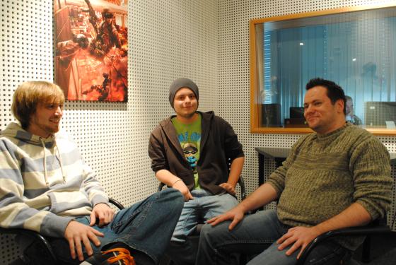 Cynamite-Podcast 138: (v.l.n.r.) Dom, Max und Thomas haben für euch den Weg zur Tonkabine angetreten. Mit im Gepäck haben sie unter anderem die internationalen Wertungen zu Star Wars: The Force Unleashed 2 und verstrahlte Nackte aus dem verseuchten Las Vegas. 