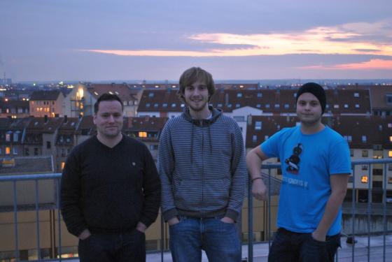 Cynamite-Podcast 141: (v.l.n.r.) Thomas, Dominic und Max vor der Skyline von Fürth Noire.