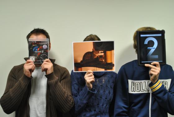 Cynamite-Podcast 142: (v.l.n.r.) Andy, Katha und Dominic verstecken sich vor dem Cynamite Büro-View-Auto.