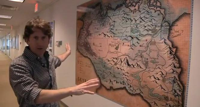 Todd Howard zeigt die umfangreiche Karte des Spielgebietes Skyrim.
