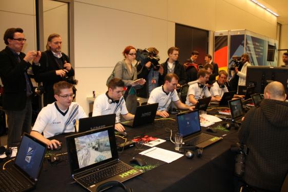 'Und das ist also dieses Counter-Strike?' Profispieler führten auf der Politker-LAN im Bundestag vor, wieviel Taktik und Training vonnöten ist, um in Ligen und Turnieren zu bestehen. (1)