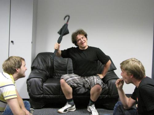 Cynamite Podcast 166: Der alte weise Mann Matze erklärt seinen zwei (anscheinend geistig) jüngeren Kollegen Dom und Matti seine Weltanschauung. Das Foto macht für euch keinen Sinn? Dann hört euch den Podcast an!