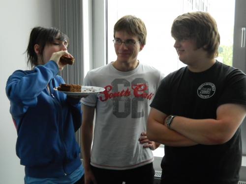 Games-Aktuell-Podcast 180: Katha feiert ihren Geburtstag und geht in die Vollen, während Andreas und Linus neidisch auf ihre köstlichen Brownies blicken. Kann das gut gehen?