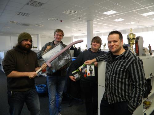 (v.l.) Martin, Matti, Linus und Thomas mit dem Li-la-laune-Lümmel aus Saints Row: The Third