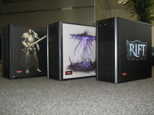 Drei aktuelle Spiele-Rechner mit unterschiedlichen Artworks aus dem MMO Rift verlosen wir gemeinsam mit unseren Kollegen von buffed.de und pcgames.de - lest jetzt, wie ihr euch den PC sichern könnt!