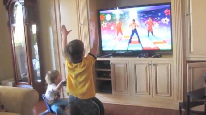 Britney Spears' Sohn beweist sein Können in Just Dance: Der Sprössing fegt dabei unliebsame Störenfirede direkt von der Wohnzimmerbühne.