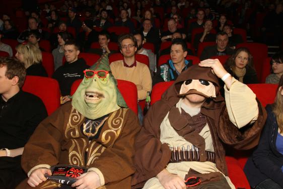 Star Wars: Episode 1 lockt mit der neuen 3D-Galaxis zahlreiche Besucher in die Kinos.