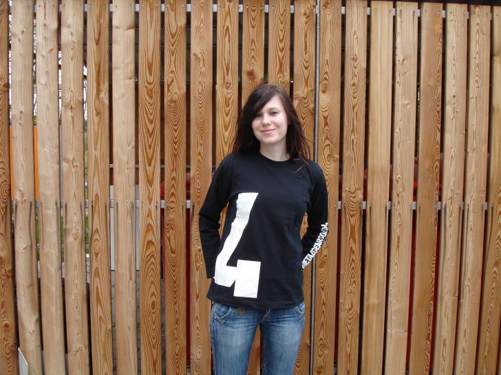 [09/05/08] Seit sie Hideo Kojima über die Schulter geschaut hat, schwärmt Katharina nur noch über Metal Gear Solid 4. Ist aber auch sehr kleidsam, das passende Shirt!