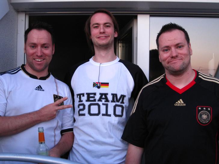 [08/07/10] Vorfreude gepaart mit Skepsis vor dem Halbfinale gegen Spanien: (v.l.) Andy, Philipp und Thomas im Deutschland-Fan-Outfit.