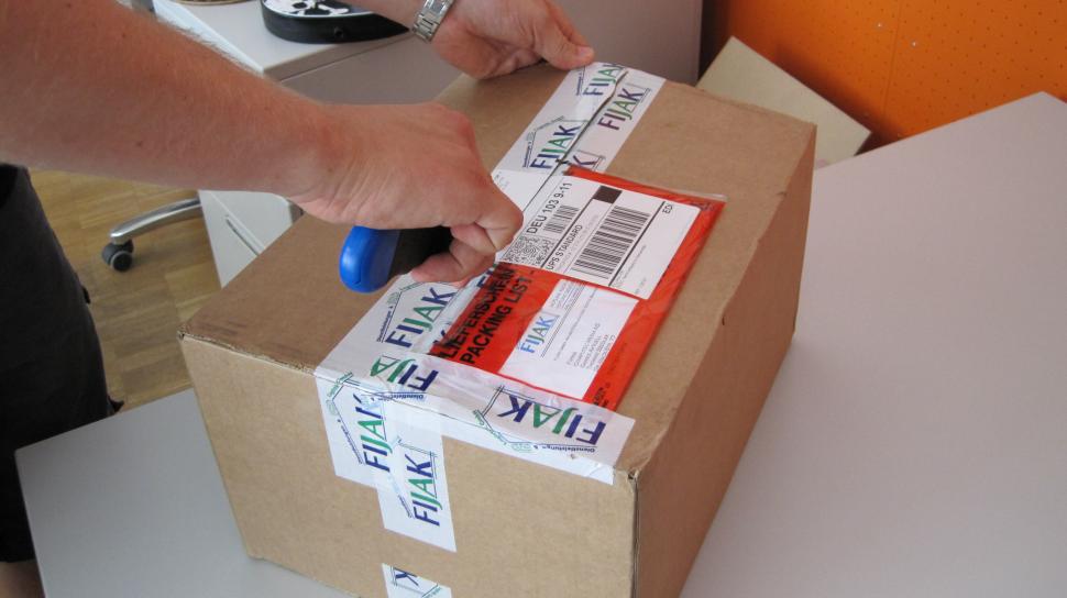 [14/07/10] Das erste Anreißen der Xbox 360 "Slim"-Verpackung