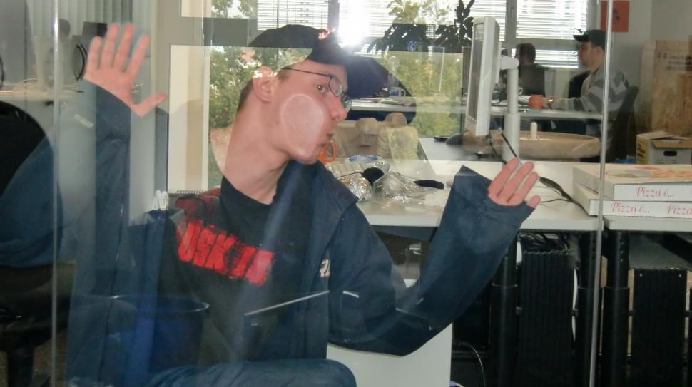 [27/09/10] "Du kommst hier net rein" Ali beißt sich an der Scheibe die Zähne aus.