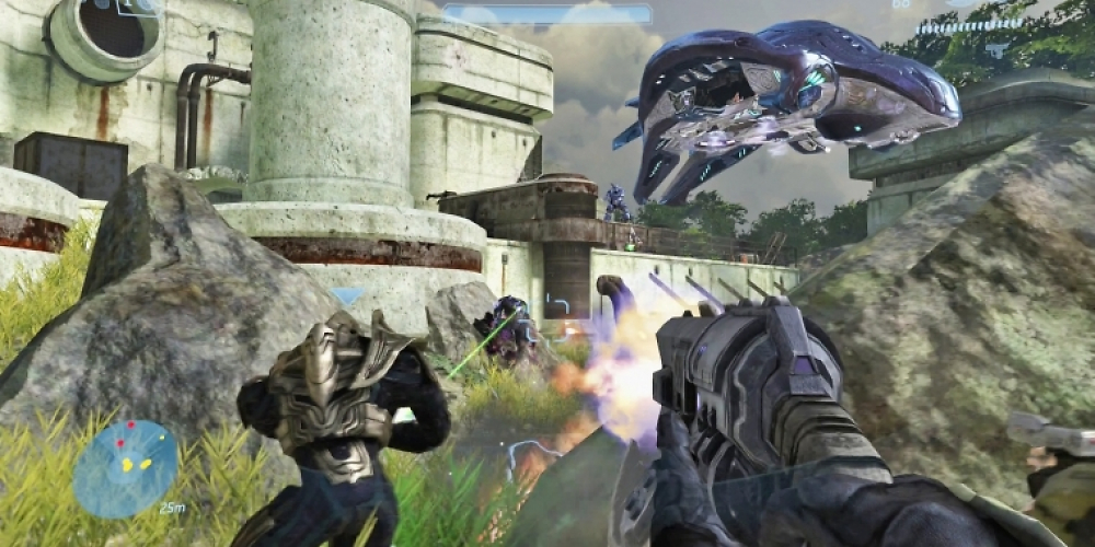 Neue Verbündete: Zusammen mit dem Arbiter, einem übergelaufenen Mitglied der Allianz, schlagen wir uns hier in Halo 3 durch eine Dschungelpassage.