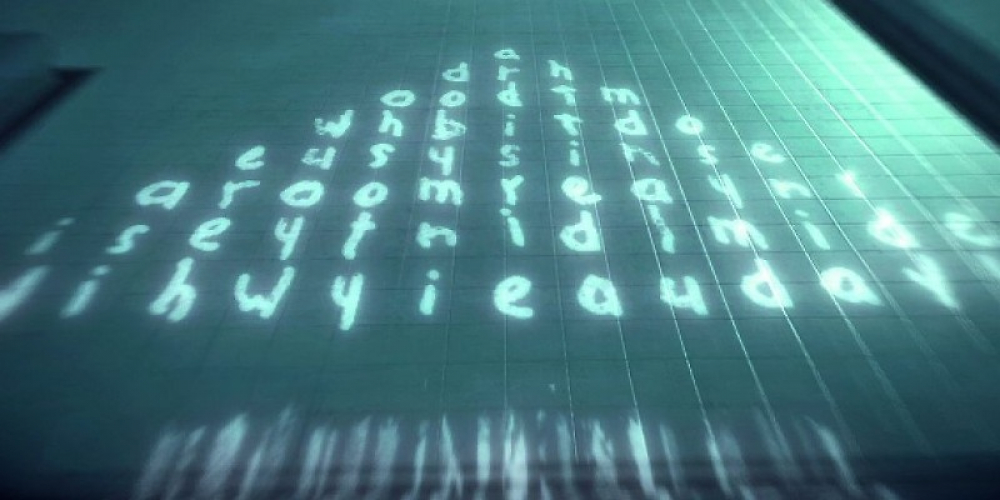 Die Schriftblöcke sind Nachrichten, die Subjekt 16 hinterlassen hat. Übersetzungskünstler entdecken darin Zahlenkombinationen, die auf den Maya-Kalender anspielen.