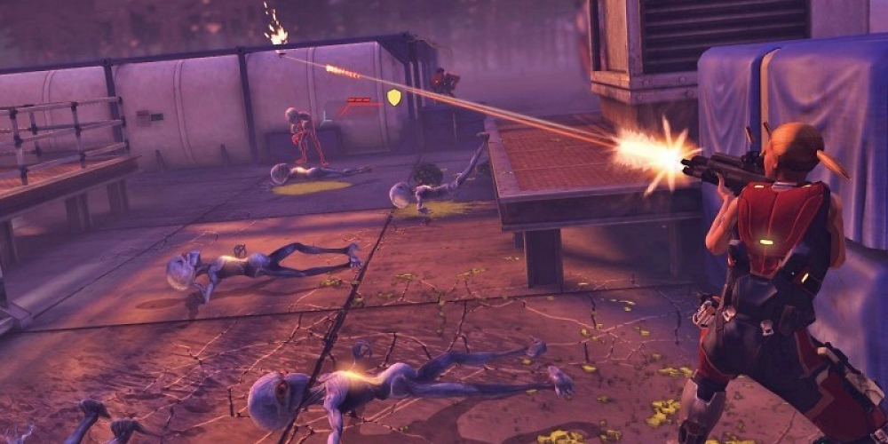 Eine Soldatin aus dem Squad feuert auf einen Außerirdischen, der versucht, in Deckung zu hechten, nachdem seine Artgenossen bereits dem Sperrfeuer der XCOM-Truppe zum Opfer fielen.