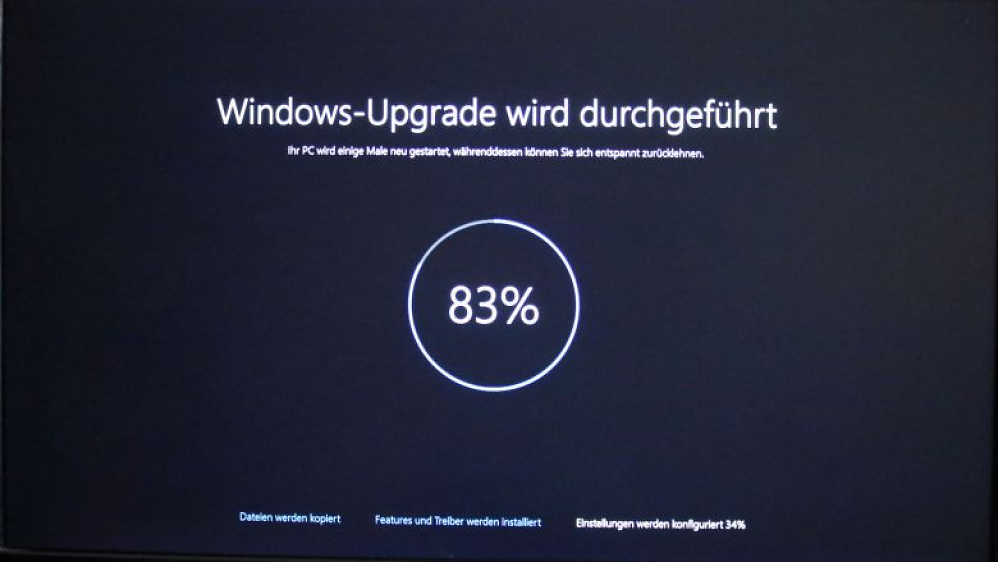 Foto vom Bildschirm beim Windows 10-Upgradevorgang