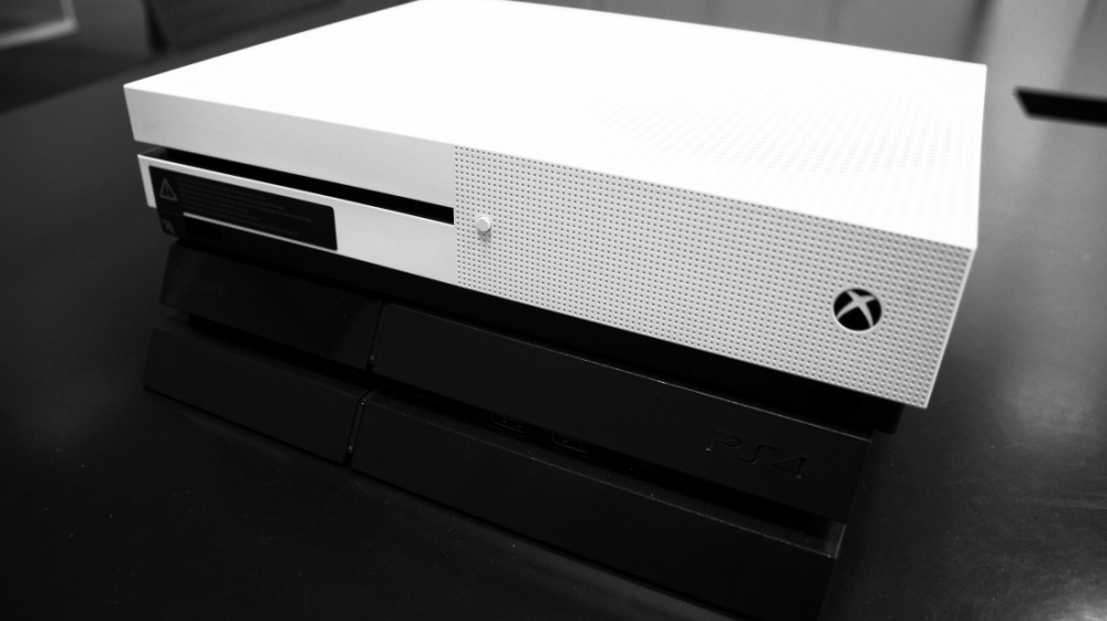 Xbox One S vs. PS4:  Konsolen im direkten Bildervergleich