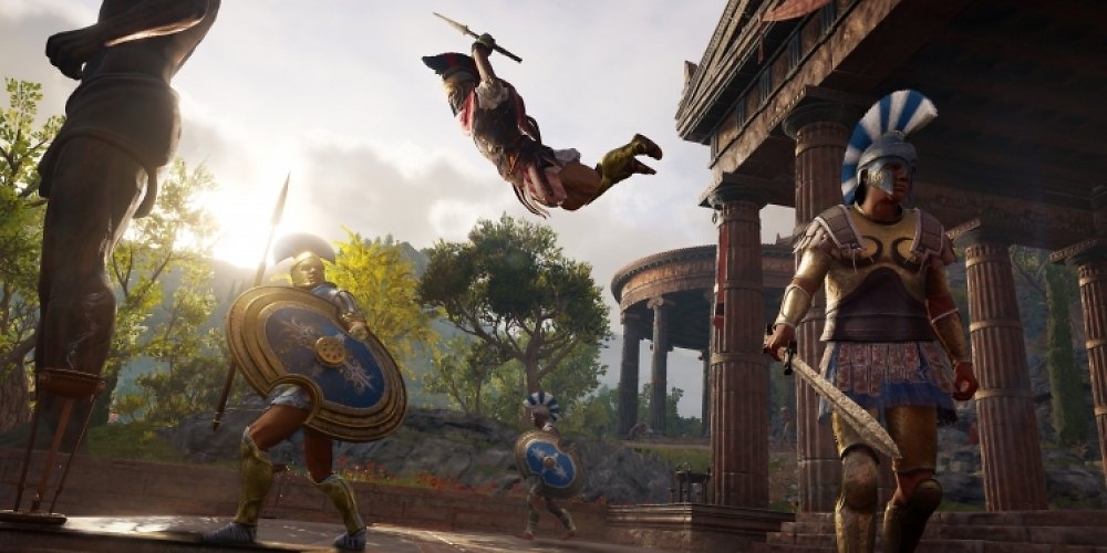 Artwork aus Assassin's Creed Odyssey zeigt einen Sprungangriff des Helden auf seine Gegner vor der Kulisse der griechischen Antike.