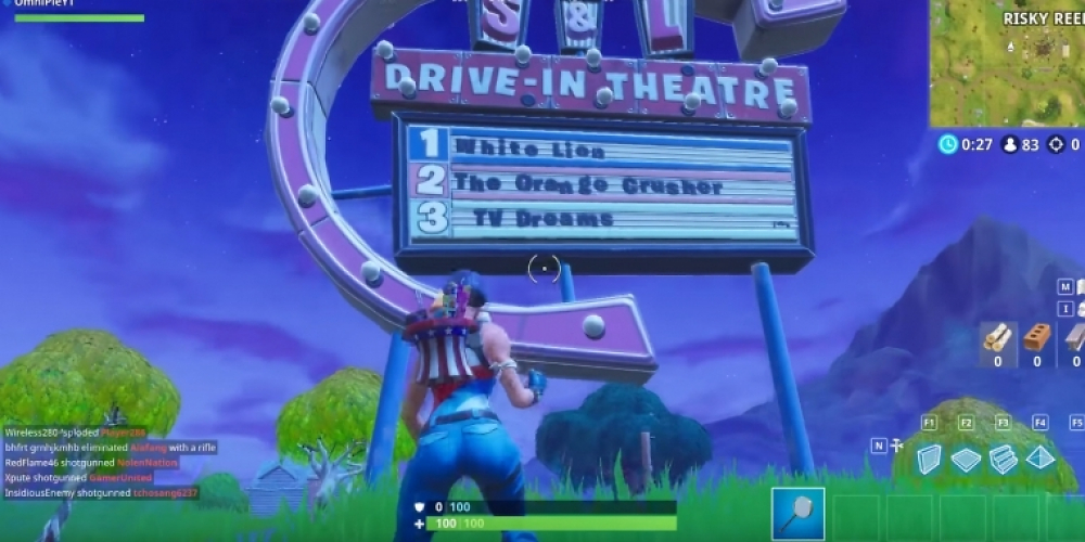 Werbeschild des Autokinos bei Risky Reels in Fortnite.