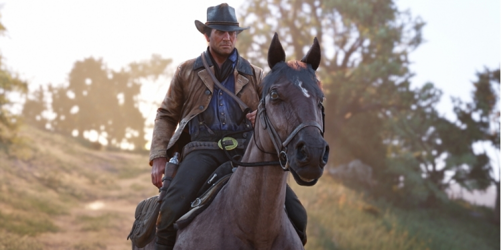 Arthur Morgan aus Red Dead Redemption 2 beim Ausritt auf einem Pferd.