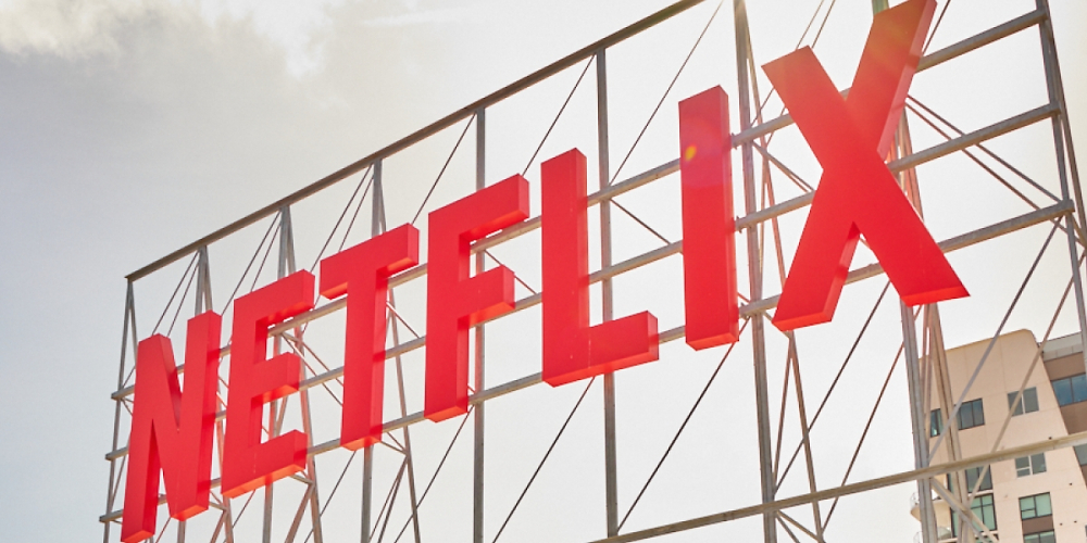 Das Netflix-Logo in großen, roten Lettern.