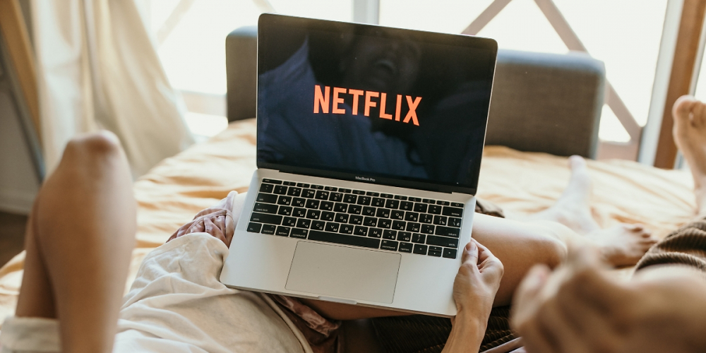 Netflix - bingen im Bett auf dem Macbook.