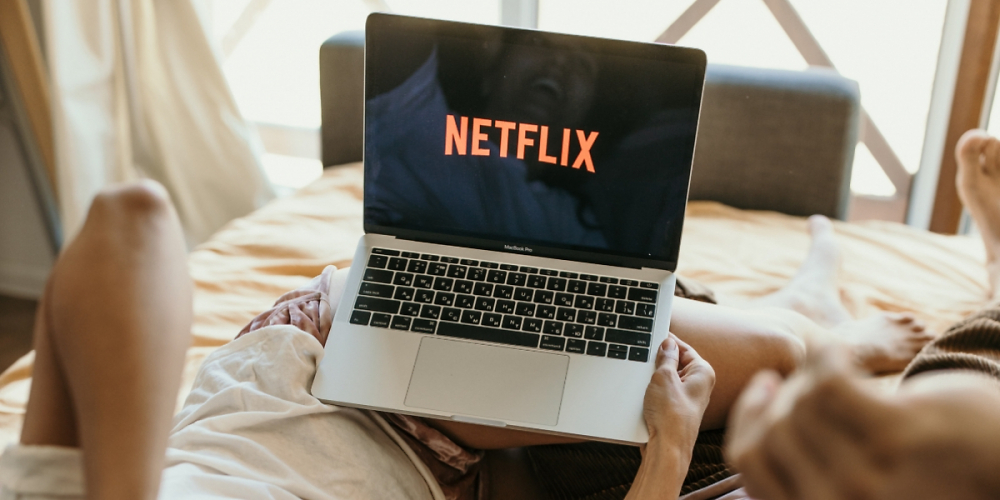 Netflix - bingen im Bett auf dem Macbook.