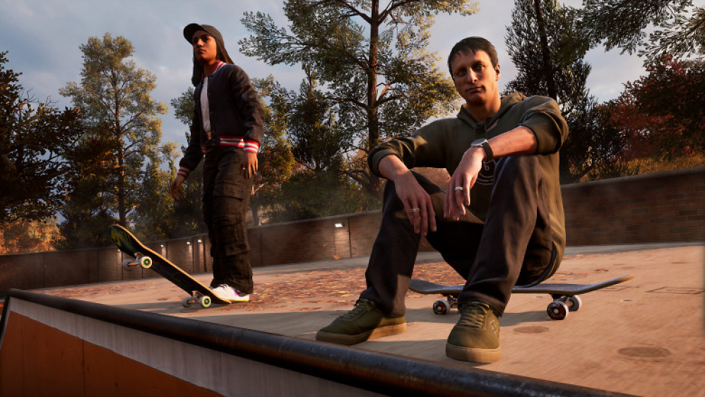 Tony Hawk sitzt auf Skateboard