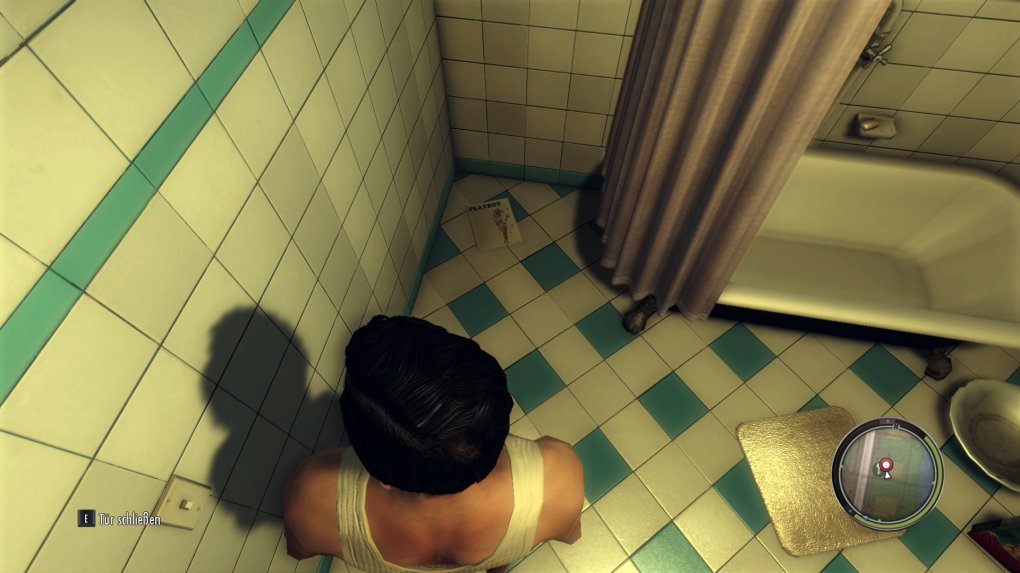 Kapitel 10 - Zimmerservice / Chapter 10 - Room Service: Im Badezimmer von Vitos Haus, das direkt an sein Schlafzimmer angrenzt: Erst nachdem Sie vom Telefon geweckt werden, liegt das Heft neben der Badewanne.