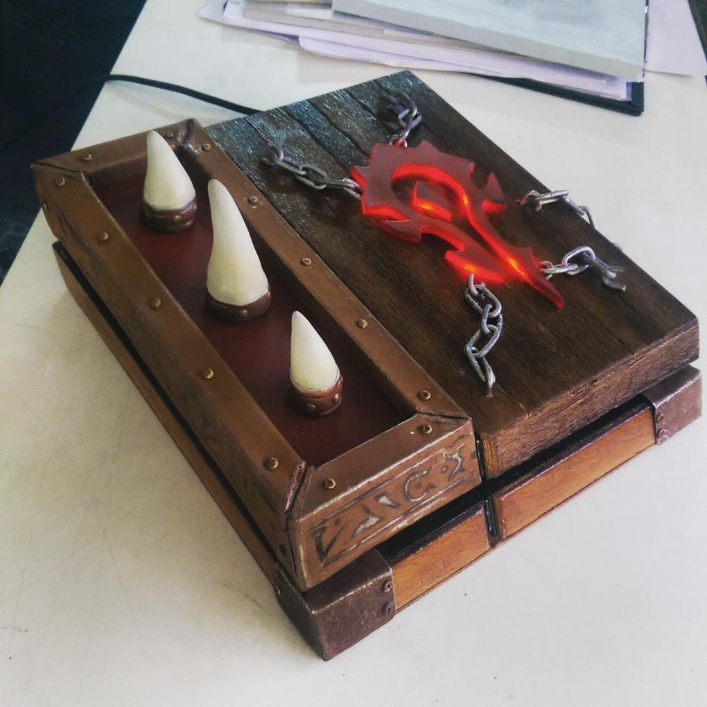 Eine PS4 im Horde-Design.