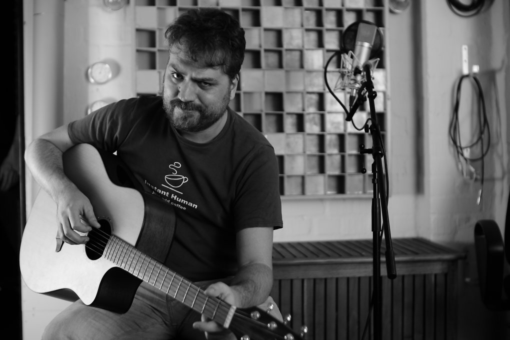 Jan "Poki" Baumann mit Gitarre