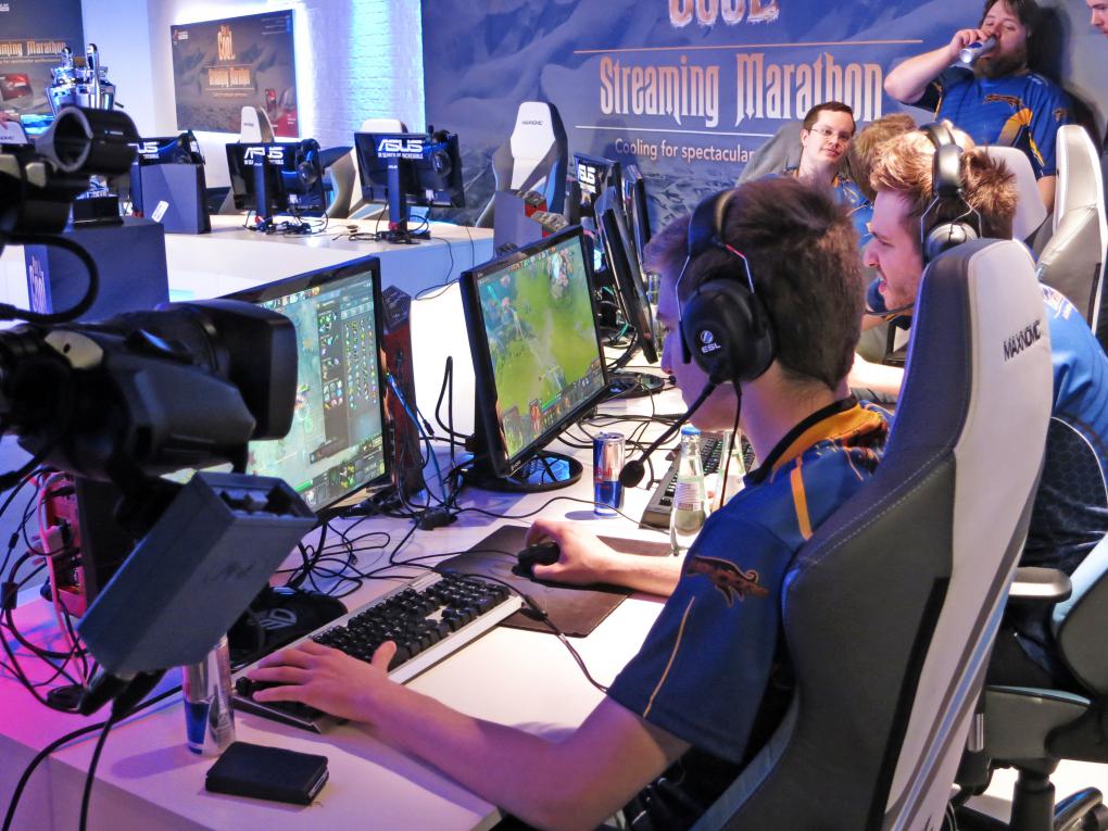 Zockmarathon: Beim ASUS Play-it-Cool-Turnier im April 2015 galt es für die Teilnehmer, 24 Stunden lang Hearthstone zu spielen. Im Bild: Der deutsche eSportler Mathis „Jabbz“ Friesel.