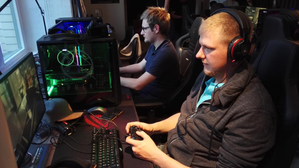 Volle Konzentration: Daniel und Phil G. sind beim Spielen von Prey voll bei der Sache.