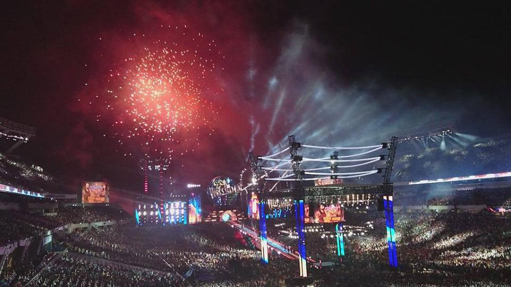 Bei der Präsentation hat sich WWE mal wieder selbst übertroffen. Leider ist die Qualität unserer Bilder hier etwas durchwachsen, da wir nur unser Smartphone mit in das Stadion nehmen durften.