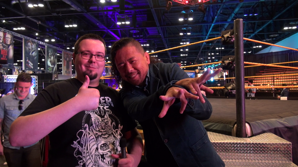 PCG-Redakteur Chris mit dem zweifachen NXT-Champion Shinsuke Nakamura.