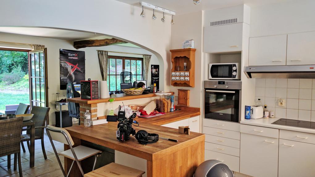 Das Haus ist zwar ein wenig in die Jahre gekommen, bietet mit einer großen Küche, Yakuzi im Keller und mehr aber fast alles, was das Herz begehrt.