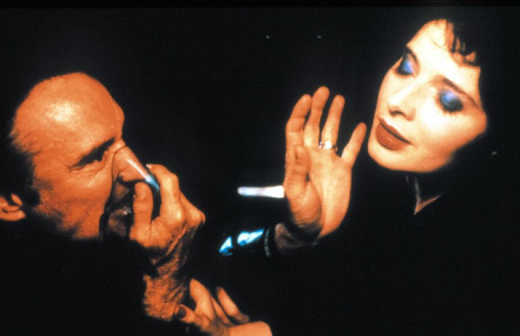 Frank bringt sich in Stimmung während 'Blue Velvet' (1986).