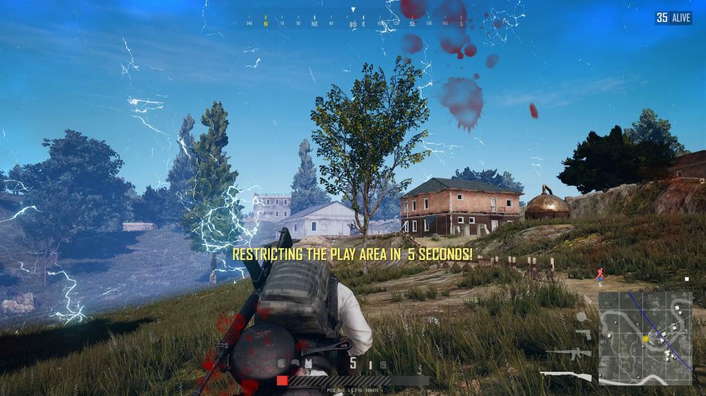 Playerunknown's Battlegrounds im Test: Die blaue Energiekuppel schließt sich immer enger um die Überlebenden – ein effektives Mittel, um Hektik zu erzeugen.
