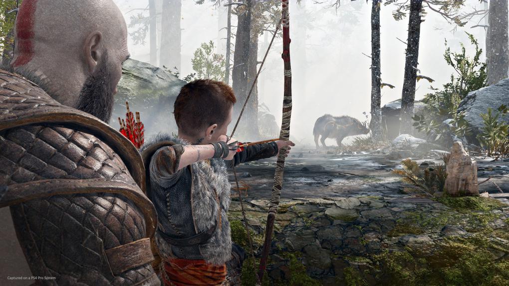 Am Anfang von God of War 2018 bringt ihr Kratos' Sohn Atreus erst einmal das Jagen bei. Das stärkt die Bindung zu den Charakteren.