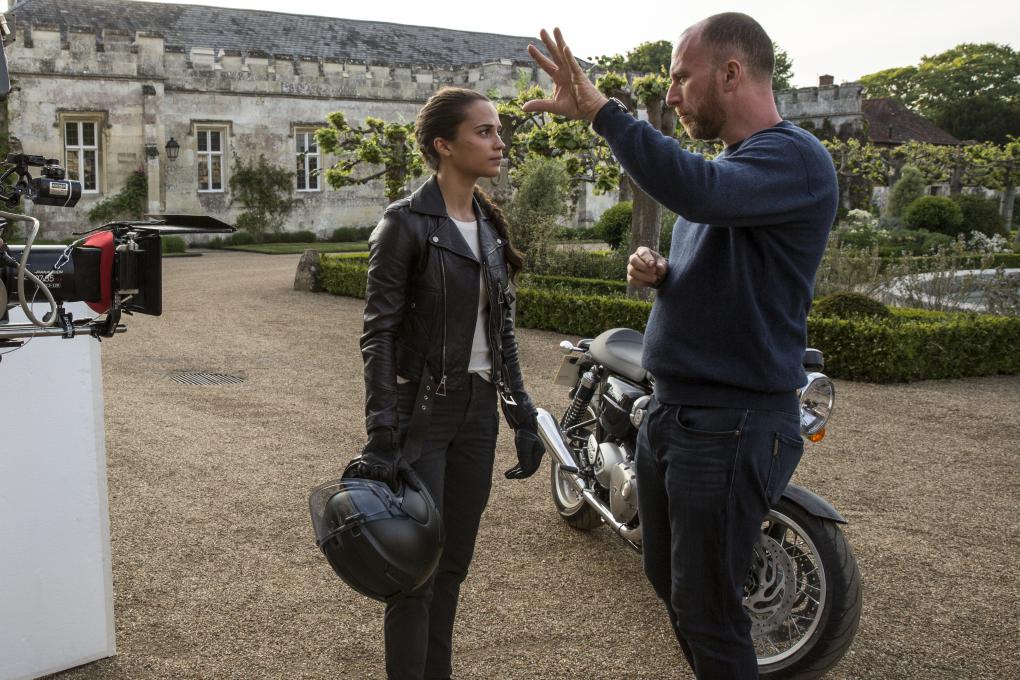 Am Set: Regisseur Roar Uthaug bespricht eine Szene mit seiner Hauptdarstellerin.