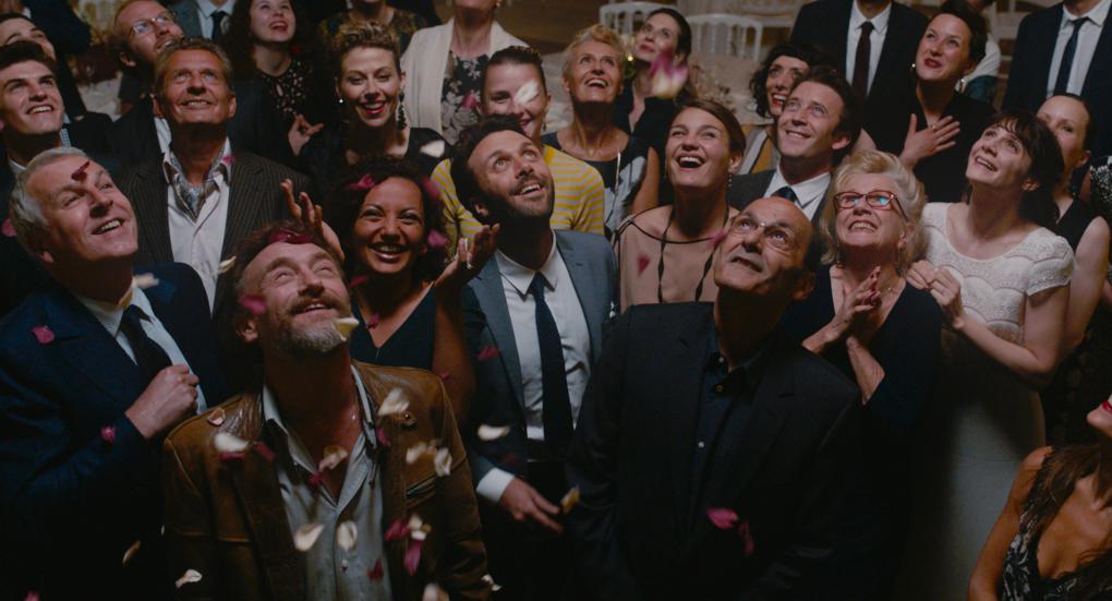 Szenenbild aus 'Das Leben ist ein Fest' (2018) - Die Hochzeitsgesellschaft richtet den Blick nach oben, zum Spektakel am Himmel.