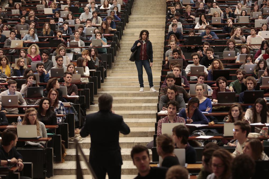 Szenenbild aus 'Die brillante Mademoiselle Neïla' (2018) - Neila wird vor dem gesamten Vorlesungssaal von ihrem Professor verspottet.<br>
 