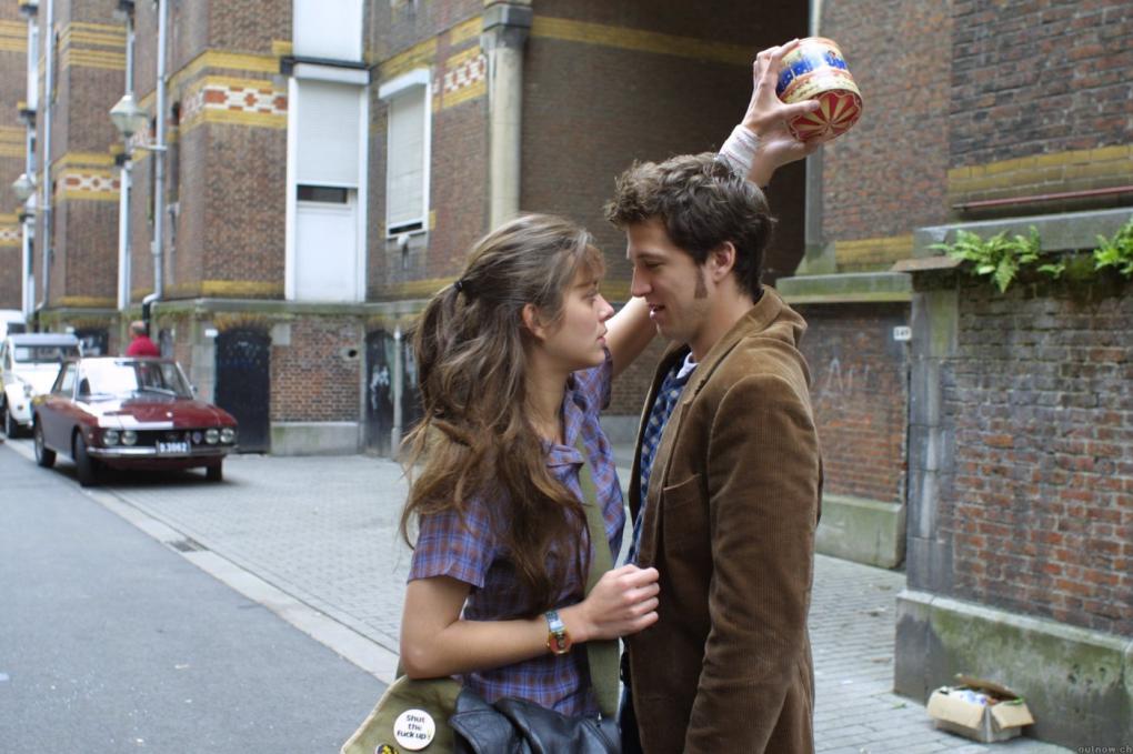 Szenenbild aus 'Liebe mich, wenn du dich traust' (2003) - Sophie und Julien bei der Ausübung ihres Spiels.